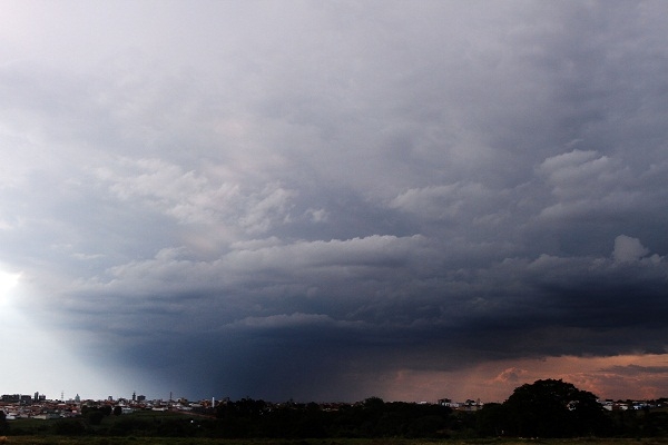 Mesmo com chuva a temperatura pode chegar a 32ºC em Rifaina